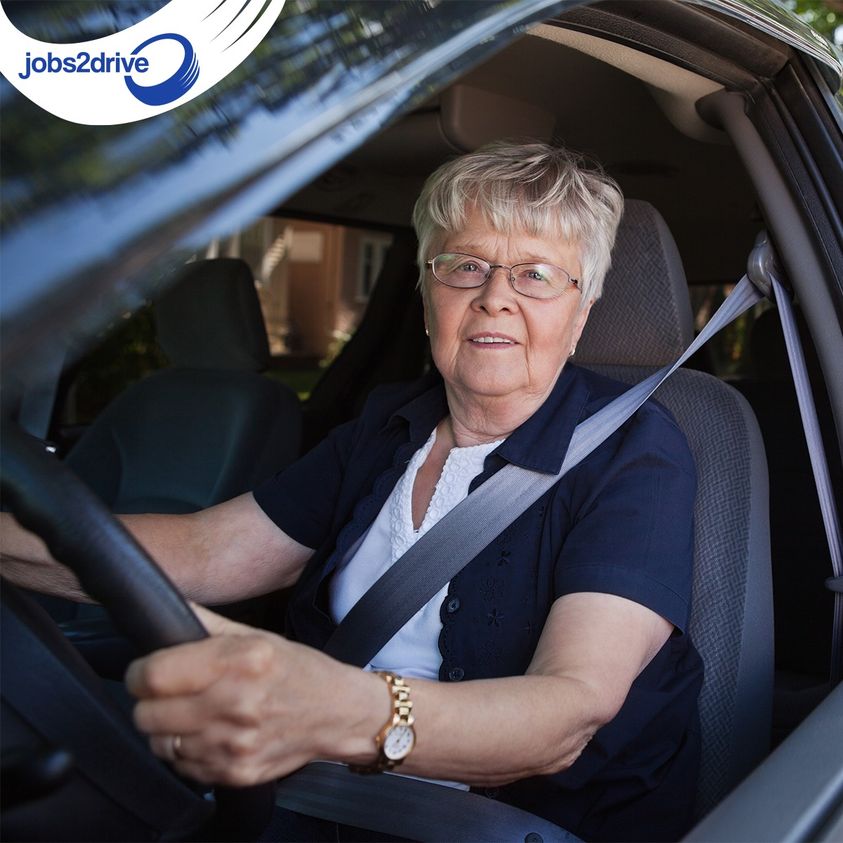 Vrouw op AOW-leeftijd rijdt tevreden als PensioenChauffeur in haar auto